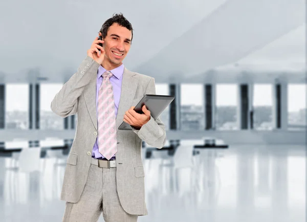 Hombre de negocios usando una mesa —  Fotos de Stock