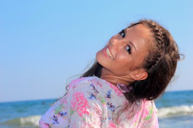 çekici kız sahilde