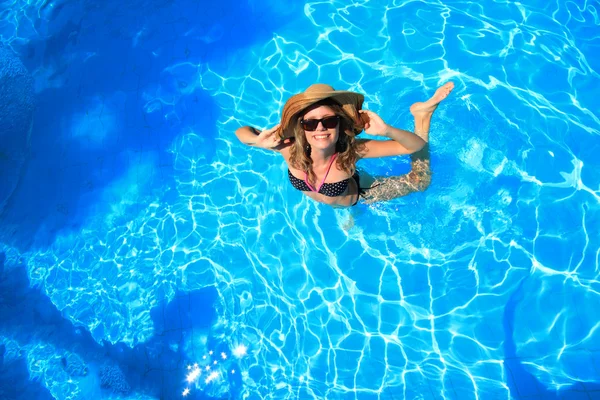 Woman in a swimming pool in Greece — Stock Photo, Image