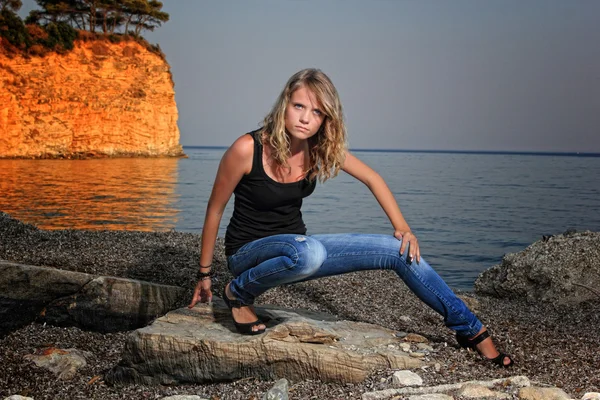 Frau entspannt sich am Strand — Stockfoto