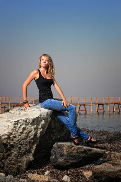 Frau entspannt sich am Strand — Stockfoto