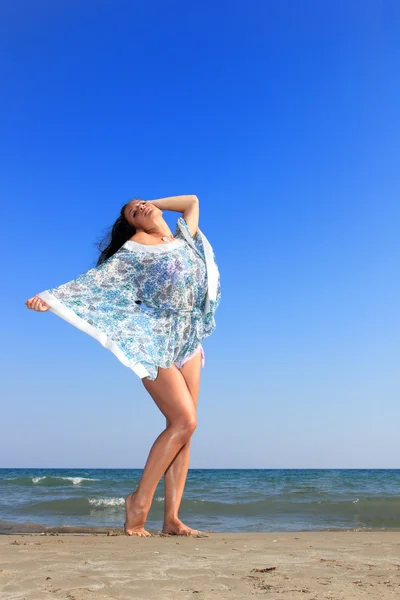 Menina atraente na praia — Fotografia de Stock