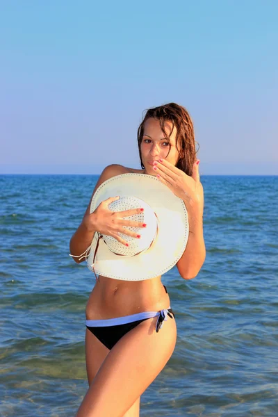 Chica atractiva en la playa — Foto de Stock