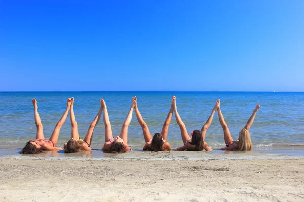 Attraktiva flicka på stranden — Stockfoto