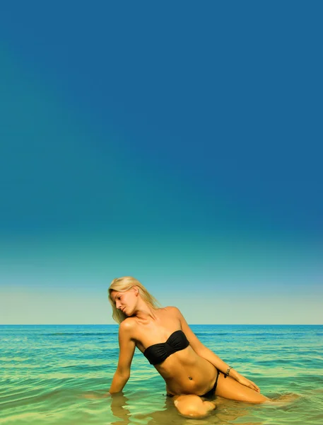 해변에서 귀여운 여자 — 스톡 사진
