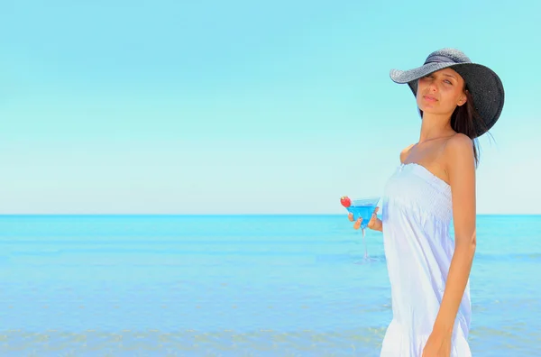 Schöne Mädchen am Strand — Stockfoto