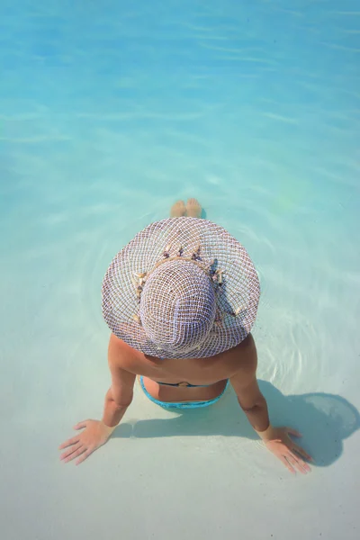 Mujer joven en una piscina — Foto de Stock