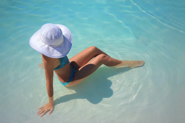 Mujer joven en una piscina — Foto de Stock