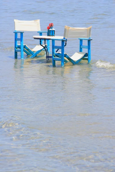 Table in the sea — Stock Photo, Image