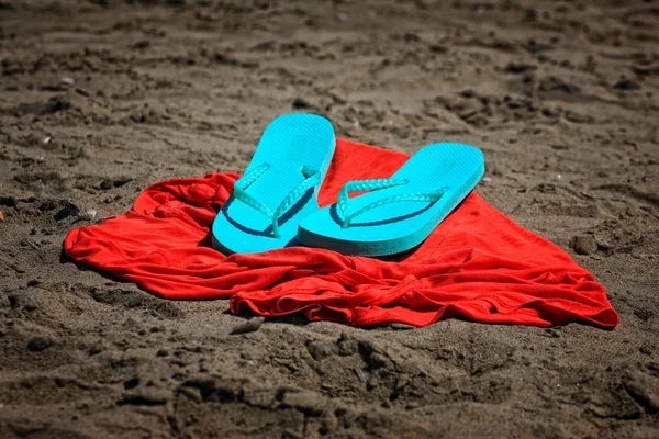 Sandalias chanclas en la playa —  Fotos de Stock