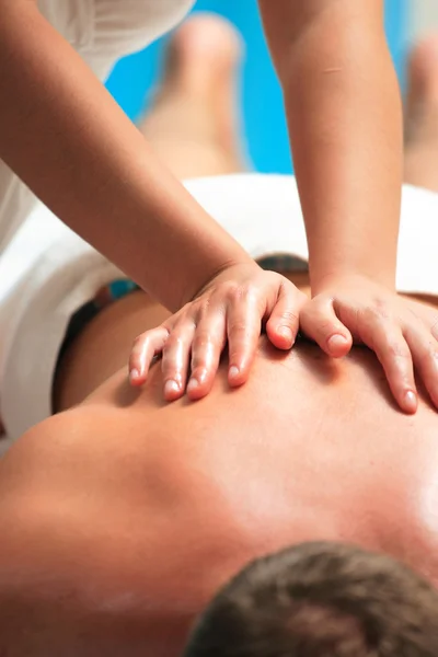 Knappe man krijgen massage — Stockfoto