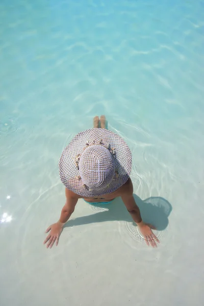 Belle jeune femme à la piscine — Photo