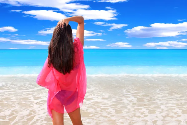 Femme relaxante au bord de la plage — Photo