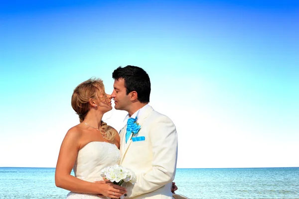 Hermosa pareja en la playa —  Fotos de Stock