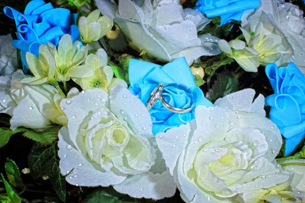 Dos anillos de boda en flores —  Fotos de Stock
