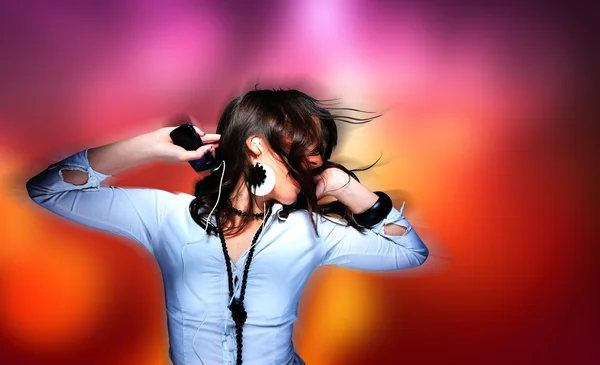 Молода жінка танцює на дискотеці — стокове фото
