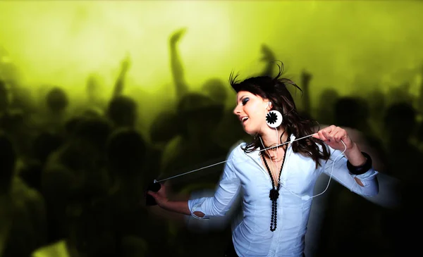 Young woman dancing at disco — Stock Photo, Image