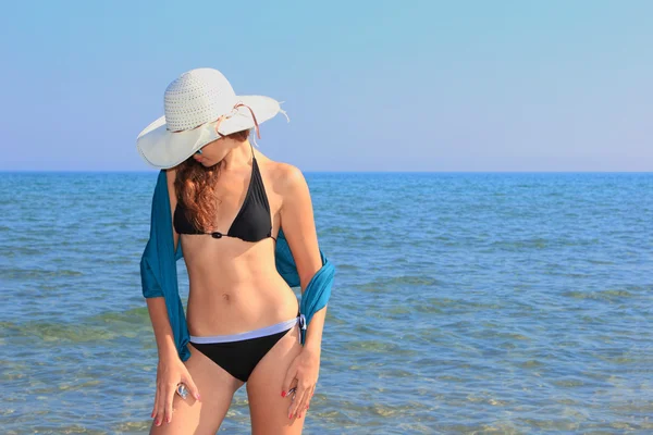 Ragazza attraente sulla spiaggia — Foto Stock