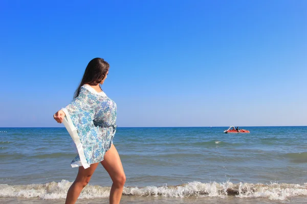 在海滩上有吸引力的女孩 — 图库照片