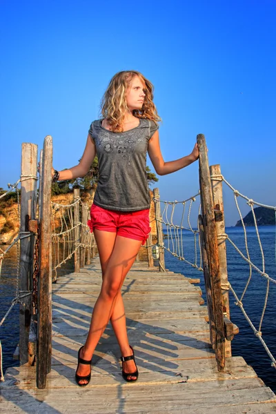 Jovem mulher junto ao mar — Fotografia de Stock