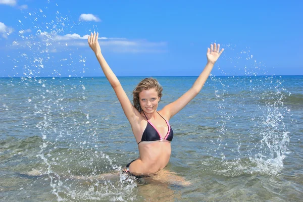 Söt flicka på stranden — Stockfoto