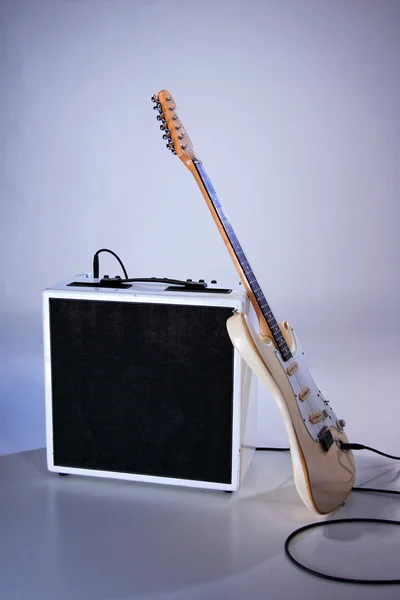 Chitarra elettrica con amplificatore — Foto Stock