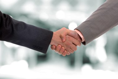 İş adamları el sıkışıyor