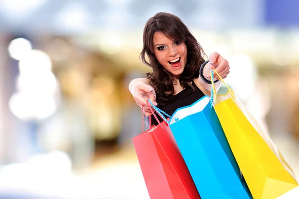 Atraktivní mladá dívka s nákupní tašky — Stock fotografie