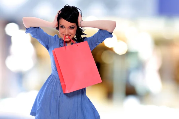 매력적인 젊은 여자 쇼핑 가방 — 스톡 사진