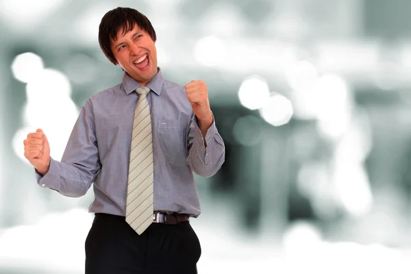 Primer plano de un joven hombre de negocios sonriente de pie —  Fotos de Stock