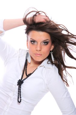 Beyaz bir gömlek giymiş genç gülümseyen