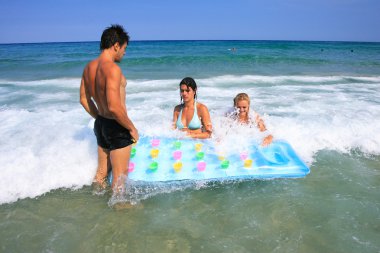 plajda eğlenceli tatil onların sahip.