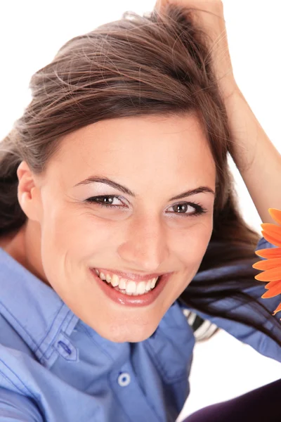 Porträt einer frischen und schönen Frau mit Blume — Stockfoto