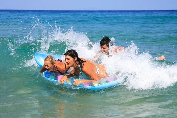 Na praia se divertindo muito em suas férias — Fotografia de Stock