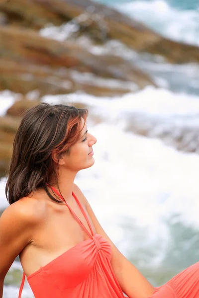 Mulher relaxante na praia — Fotografia de Stock