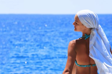 Kumsalda dinlenen bir kadın