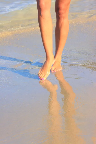 Söt flicka gå i vatten — Stockfoto