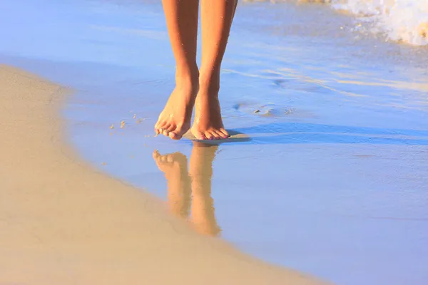 Linda chica caminando en el agua — Foto de Stock