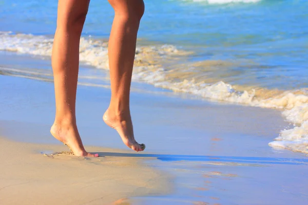 Mooi meisje lopen in het water — Stockfoto