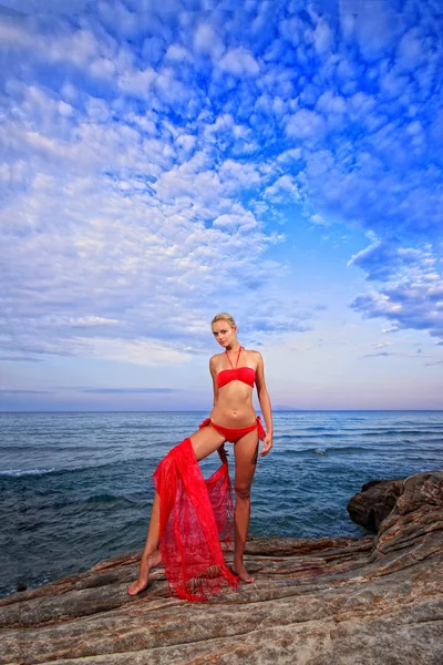 Menina bonita meditando na praia — Fotografia de Stock