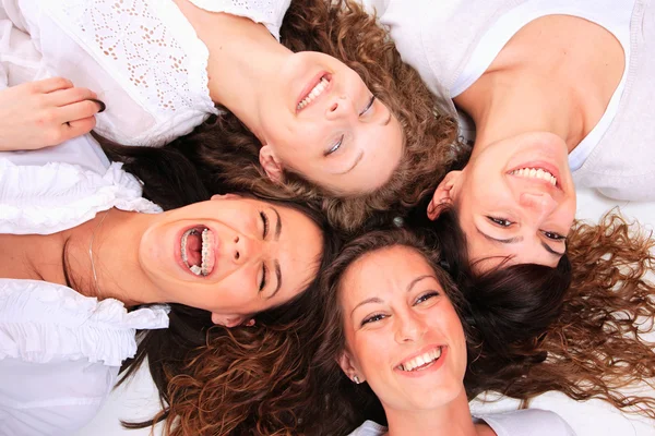 Groep van gelukkige mooie lachende meisjes — Stockfoto
