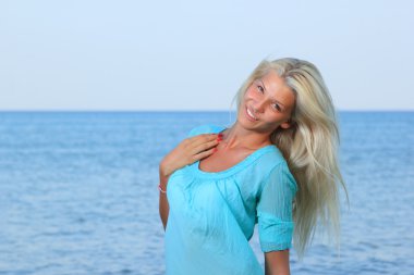 Kumsalda dinlenen bir kadın