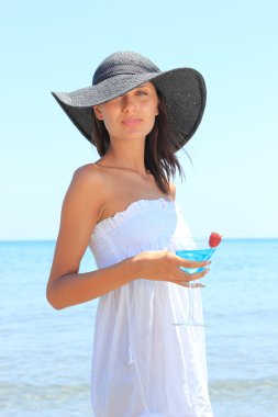 sahilde kokteyl ile genç kadın