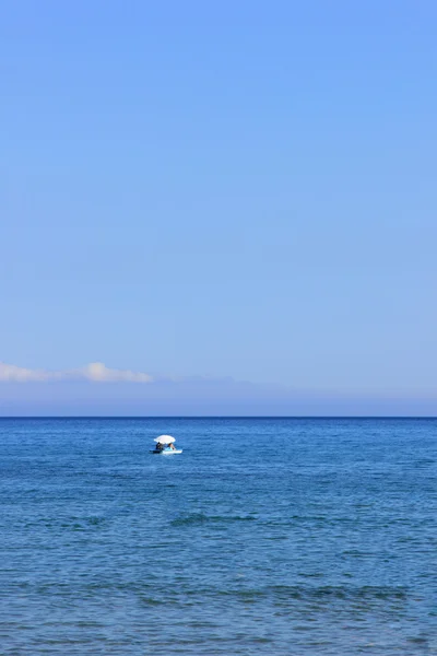 Gita di un giorno in barca, godendo al sole — Foto Stock