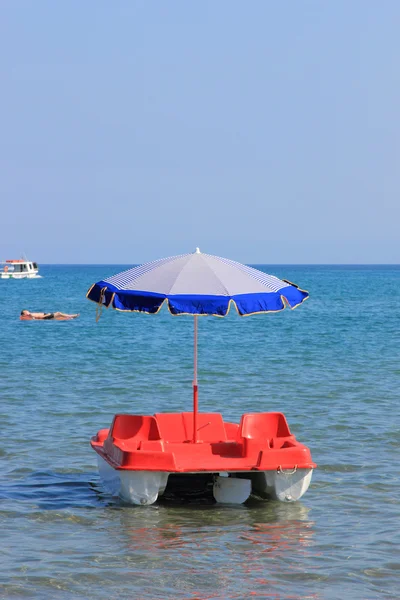 Gita di un giorno in barca, godendo al sole — Foto Stock