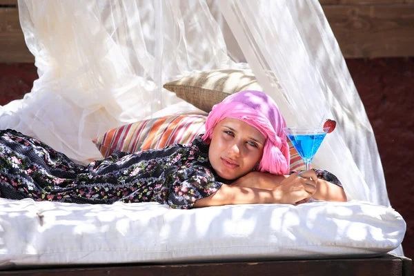 Jonge vrouw ontspannen op het strand loungebar — Stockfoto