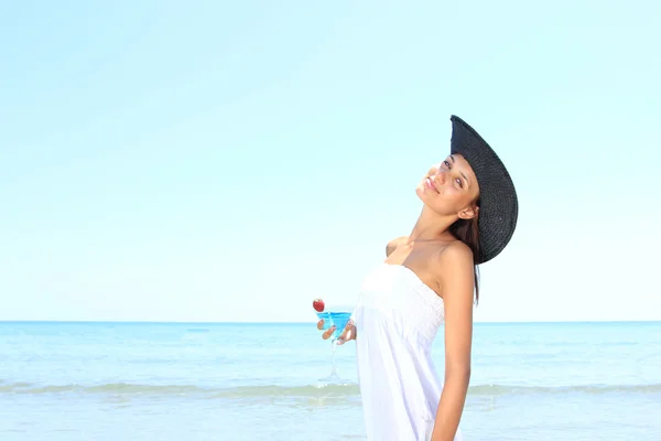 Young woman on the beach with cocktail — Stock Photo, Image