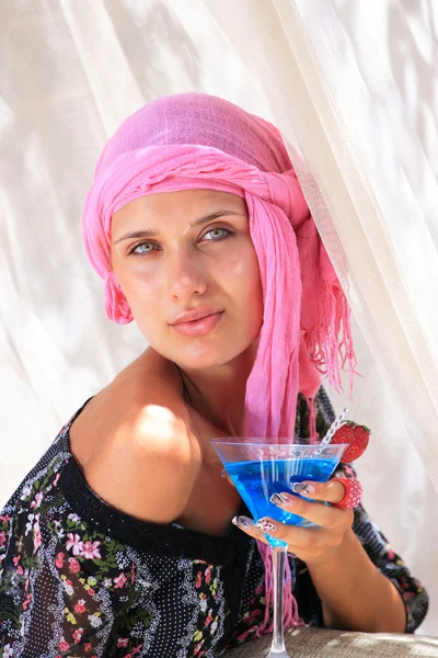 Mladá žena relaxační lounge beach bar — Stock fotografie