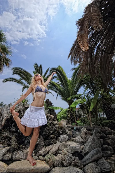 Ung kvinna avkopplande på sommaren resort — Stockfoto