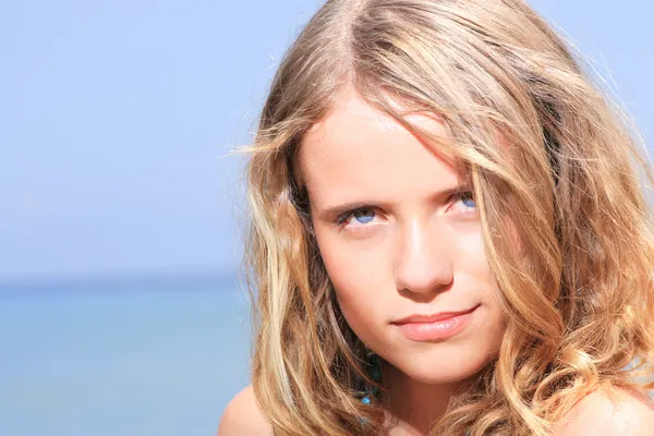 Frau im Bikini am Strand — Stockfoto